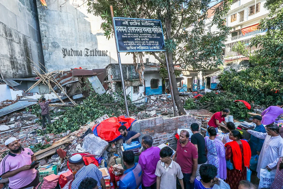রাড্ডা এমসিএইচ-এফপি সেন্টারে লুটপাট করে গুঁড়িয়ে দেওয়ার পর সাইনবোর্ড টাঙানো হয়েছে। মিরপুর, ঢাকা, ২৫ সেপ্টেম্বর ২০২৬