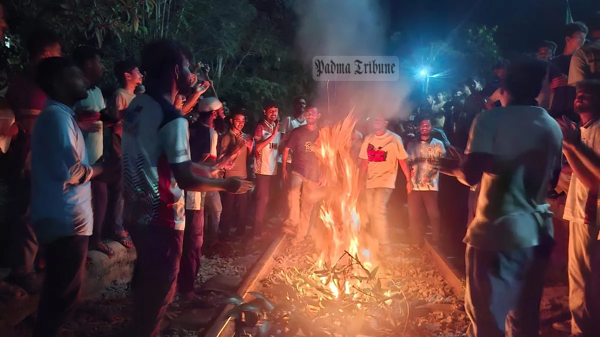 রাবি শিক্ষার্থীকে আনসারদের মারধর: প্রতিবাদে রেললাইন অবরোধ ও ভাঙচুর