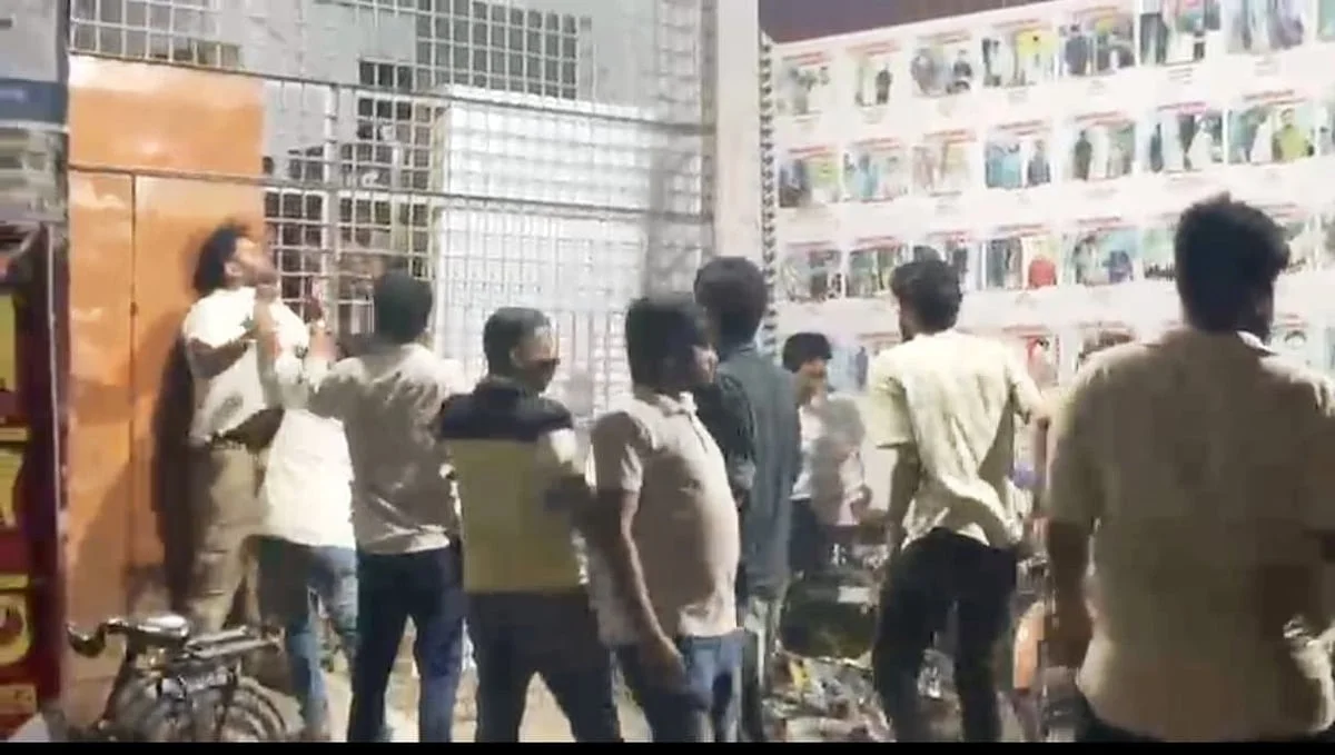 রাজশাহী বিশ্ববিদ্যালয়ে ছাত্রদলের নেতা–কর্মীদের হামলায় সাংবাদিকসহ ১০ জন আহত হয়েছেন। রোববার রাতে শহীদ জিয়াউর রহমান হলের সামনে