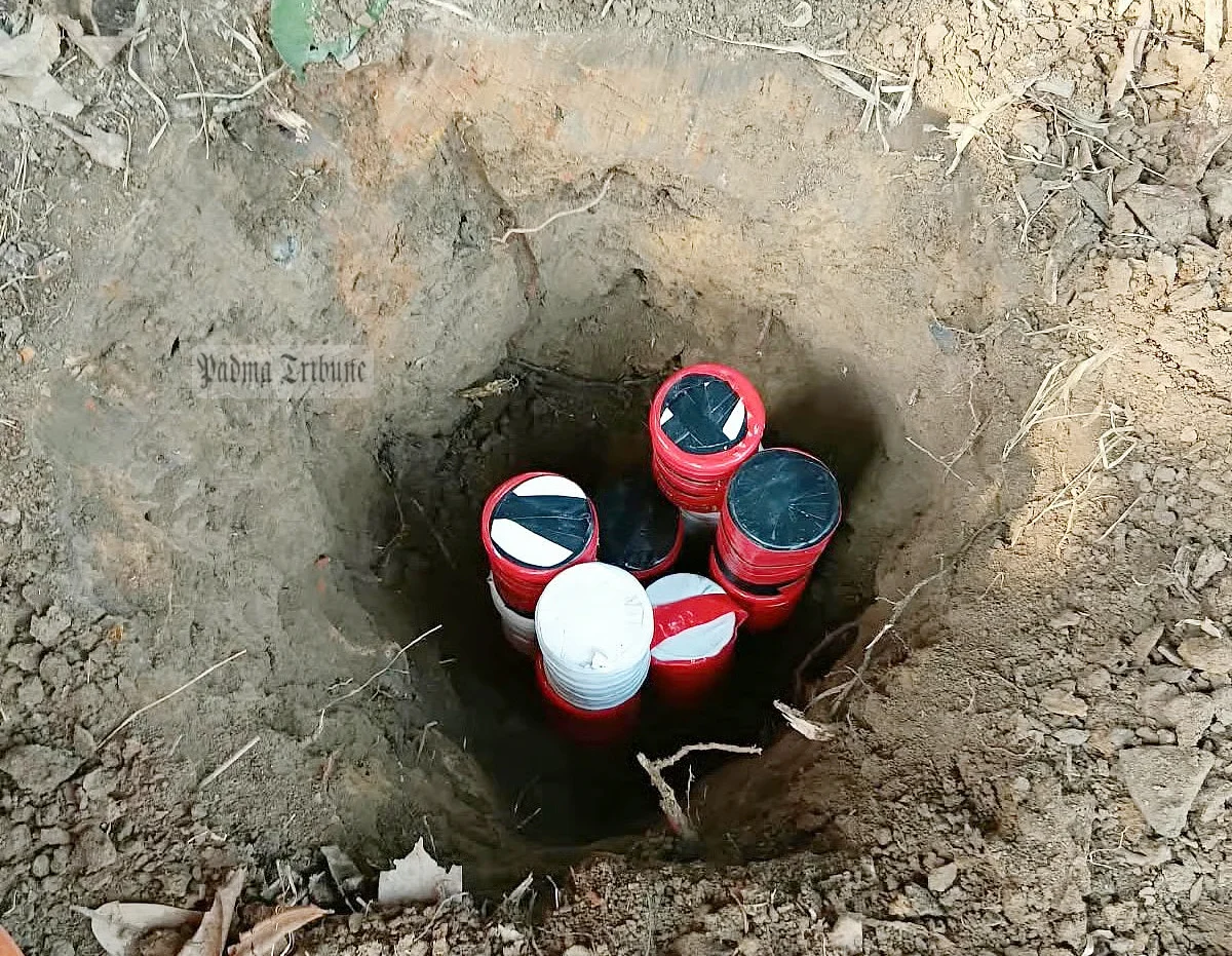 ছাত্রলীগ নেতার বাড়ির সামনে থেকে ককটেলসদৃশ ১০ বস্তু উদ্ধার
