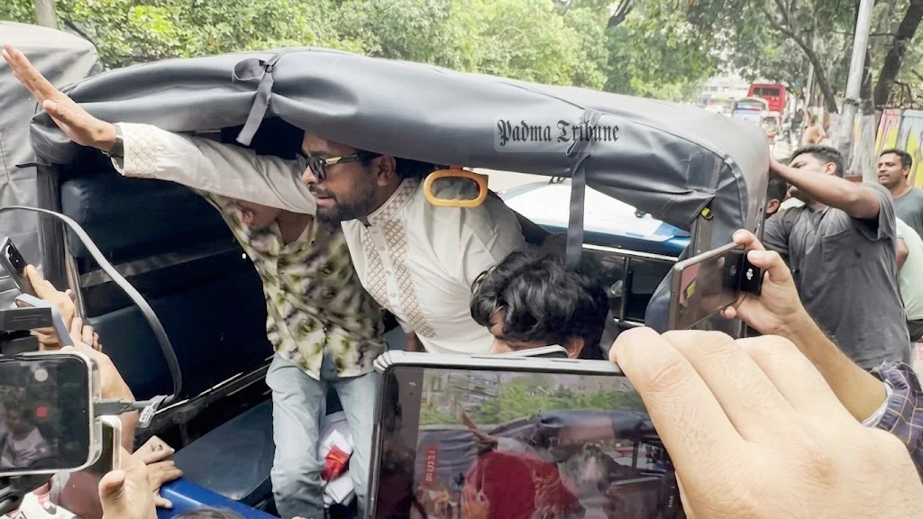 রবীন্দ্রনাথের গ্রাফিতি মুছতে গিয়ে আয়াস আটক