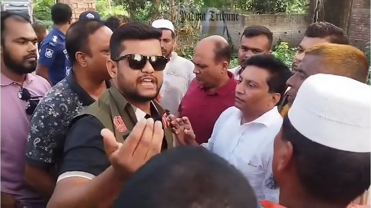একটি মামলায় বিএনপি নেতাকে গ্রেপ্তারের সময় তাঁর অনুসারীরা পুলিশ সদস্যদের ঘিরে ফেলেন। বৃহস্পতিবার বিকেলে যশোরের শার্শা উপজেলার শ্যামলাগাছি গ্রামে। ছবি: সংগৃহীত