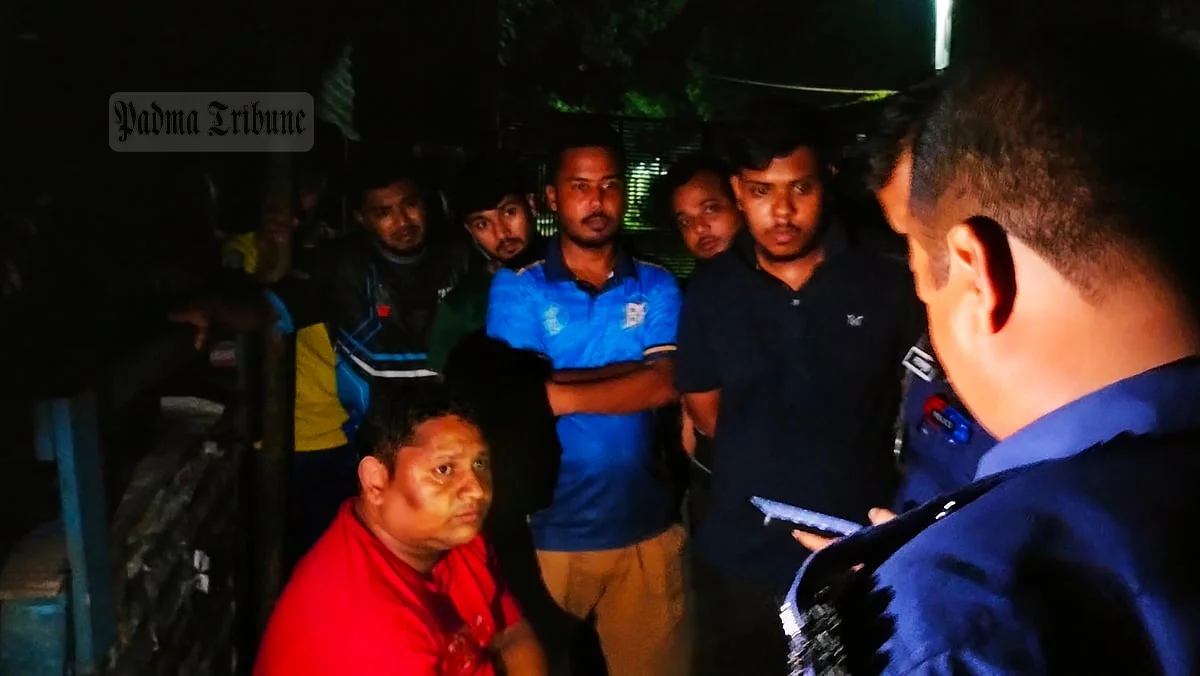 দিনাজপুরে নিষিদ্ধ সংগঠন ছাত্রলীগের এক নেতাকে আটক করে পুলিশে দেয় ছাত্রদলের নেতা–কর্মীরা। গতকাল শনিবার রাতে