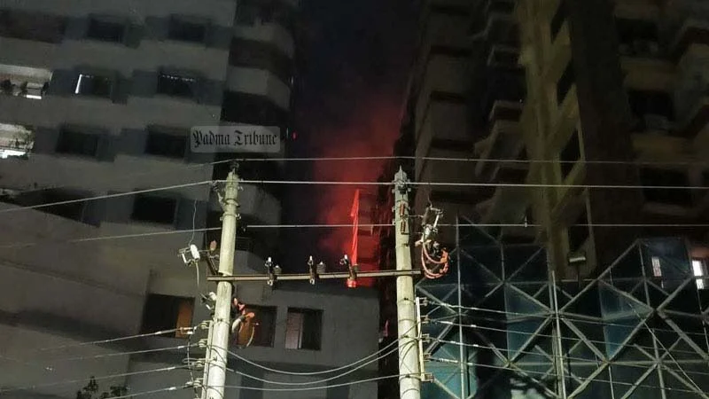 কাঁটাবনে আবাসিক ভবনে আগুন, দগ্ধ হয়ে দুজনের মৃত্যু