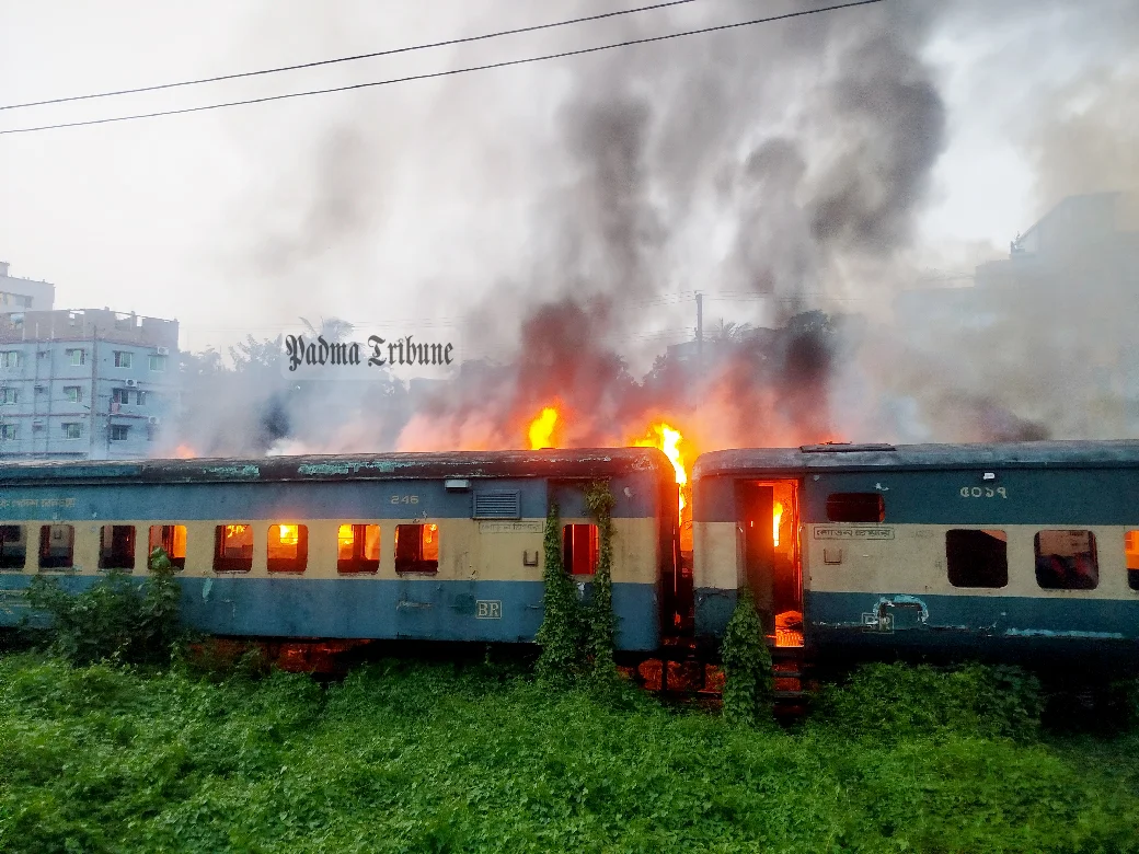 চট্টগ্রামে ট্রেনের পরিত্যক্ত বগিতে আগুন