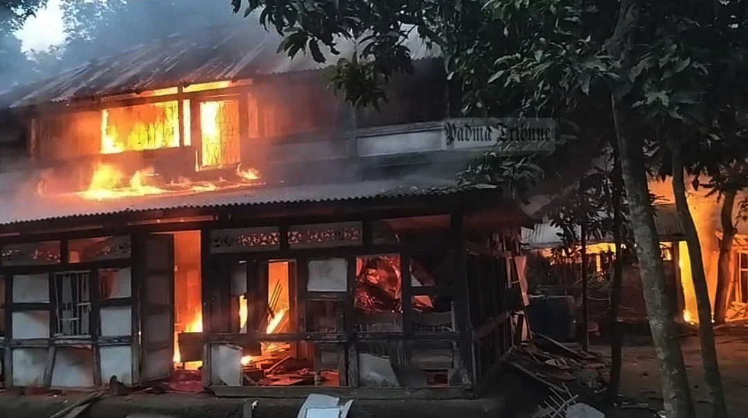 চেয়ারম্যানের উপস্থিতিতে কৃষকের বাড়িতে আগুন ও লুটপাট, নেপথ্যে ধর্ষণচেষ্টার অভিযোগ