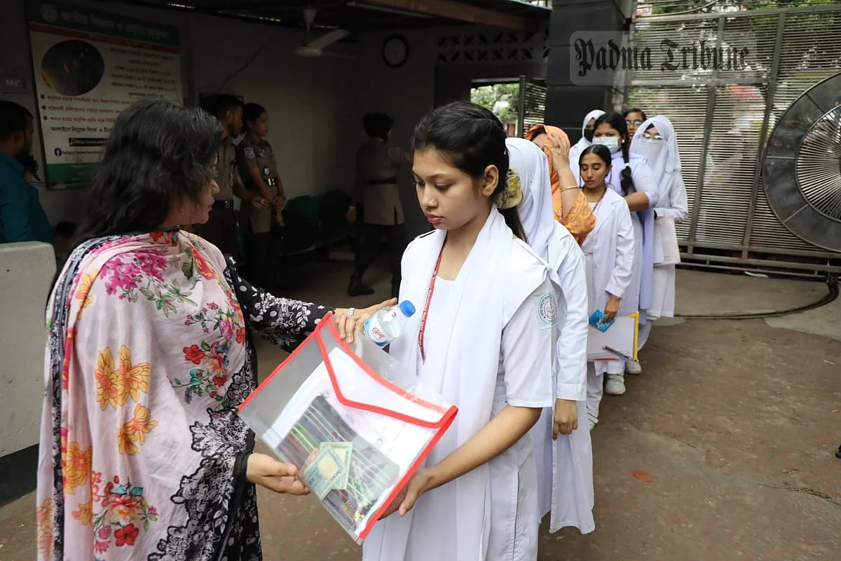 এইচএসসি–সমমানের পরীক্ষায় অংশ নিতে আজিমপুর গভ. গার্লস স্কুল অ্যান্ড কলেজ কেন্দ্রে প্রবেশ করছেন পরীক্ষার্থীরা। ঢাকা, ২ জুলাই