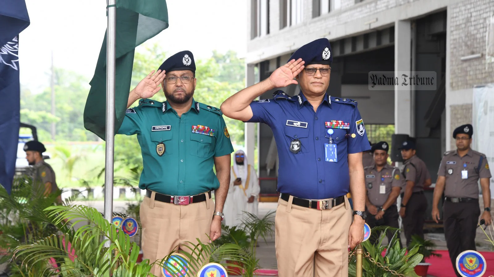 আগের পোশাকে ফিরল বাংলাদেশ পুলিশ