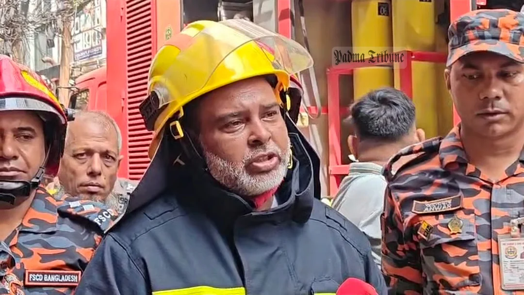 চকবাজারে আগুনে পুড়ল ৭-৮টি গুদাম, বেশি ক্ষতি ছয়তলায়
