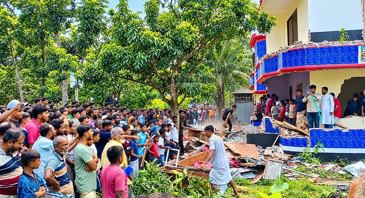 শিশুশিক্ষার্থীকে ধর্ষণের পর হত্যা, আসামির বাড়ি গুঁড়িয়ে দিল জনতা