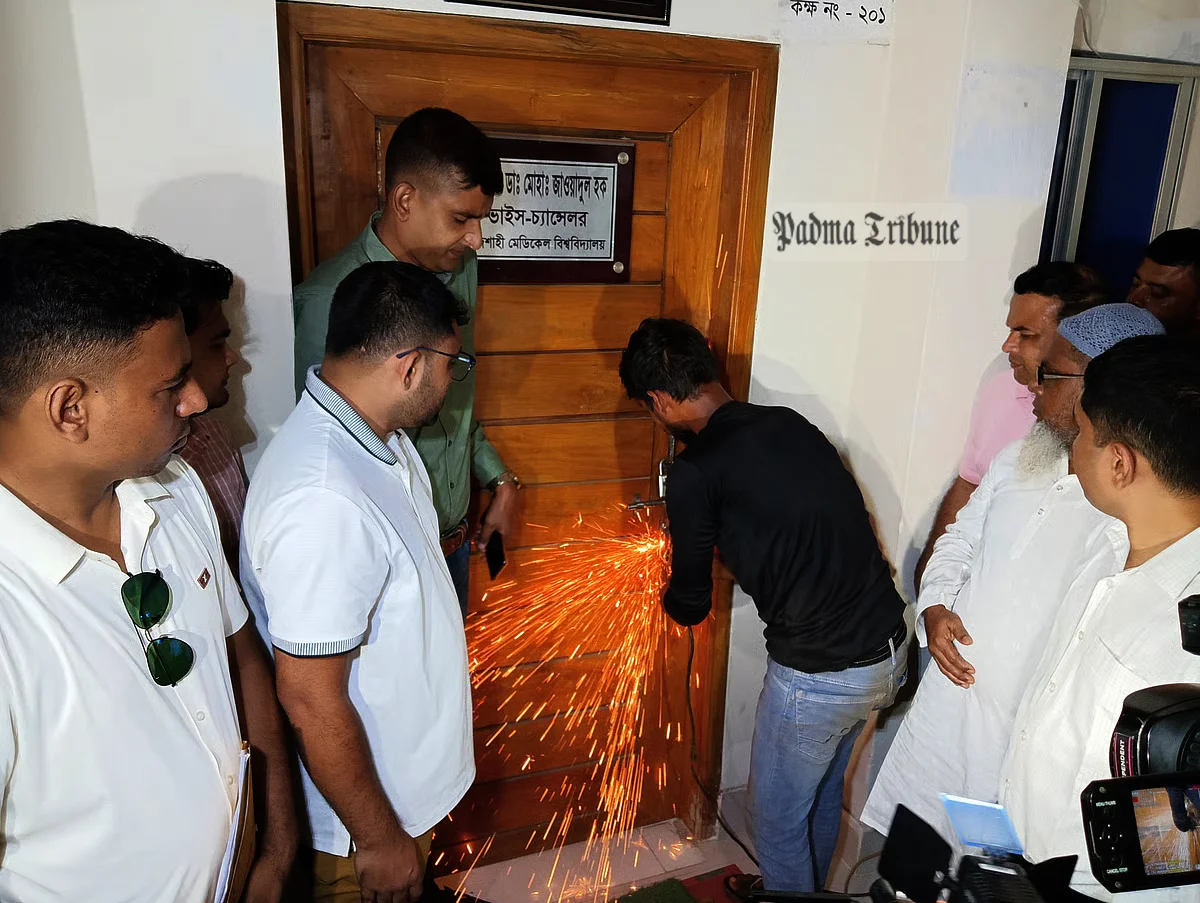 রাজশাহী মেডিকেল বিশ্ববিদ্যালয়ে জেলা প্রশাসনের নির্বাহী ম্যাজিস্ট্রেট আরিফ হোসেন ও বিএনপির স্থানীয় কয়েকজন নেতার উপস্থিতিতে উপাচার্যের কক্ষের তালা কেটে খুলে দেওয়া হয়। আজ সকালে তোলা