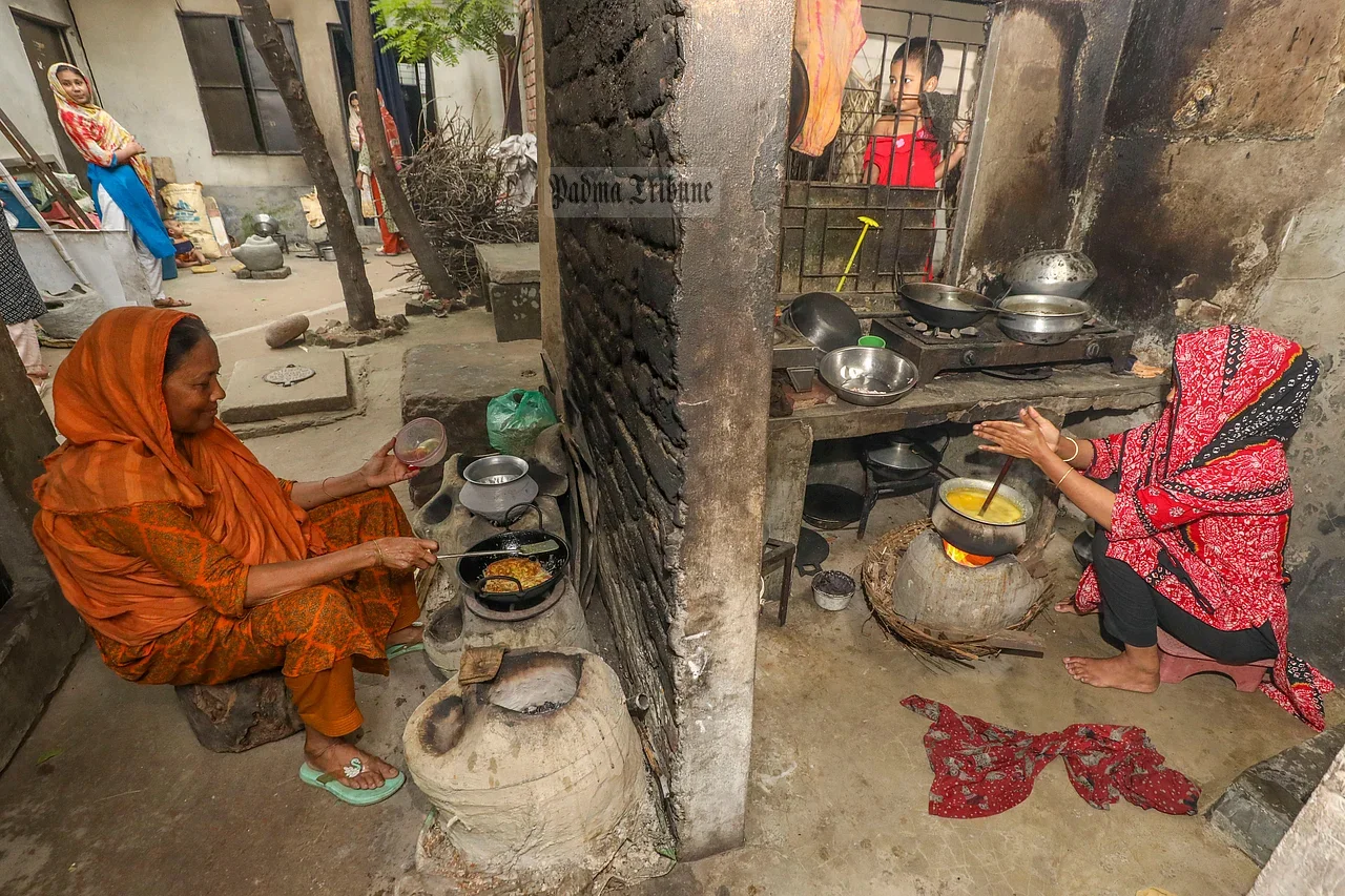 চুলায় গ্যাস না থাকায় রান্নার জন্য এখন বিকল্প ব্যবস্থা করতে হচ্ছে অনেককে। রাজধানীর যাত্রাবাড়ীর শেখদী এলাকায়