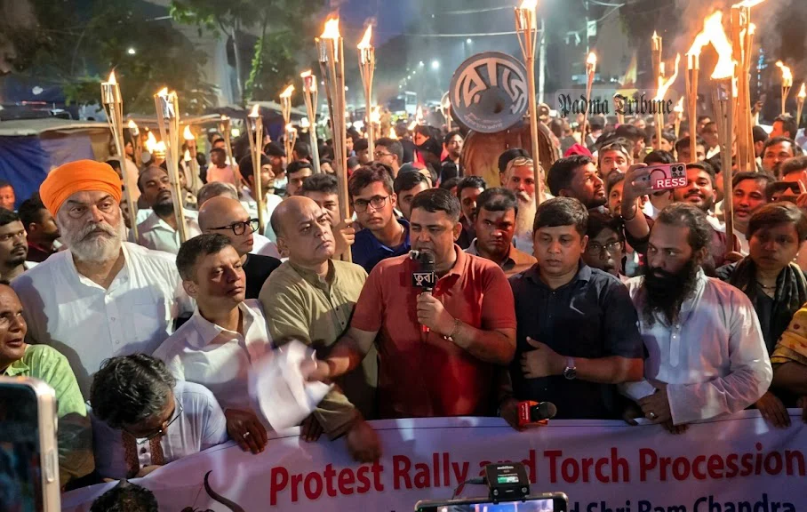 রামের মূর্তি অবমাননার প্রতিবাদে সনাতন ধর্মাবলম্বীদের মশাল মিছিল