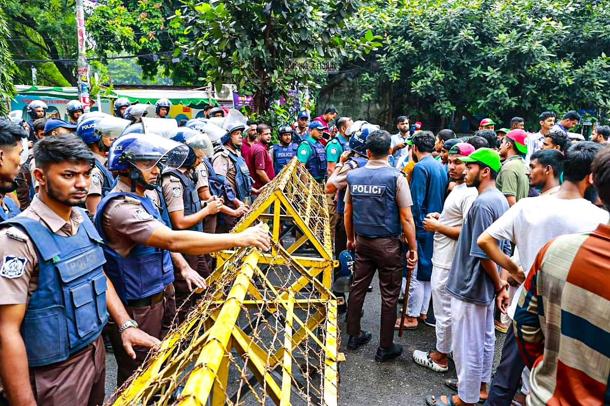 বকশীবাজার মোড়ের ব্যারিকেড তুলে নিল পুলিশ