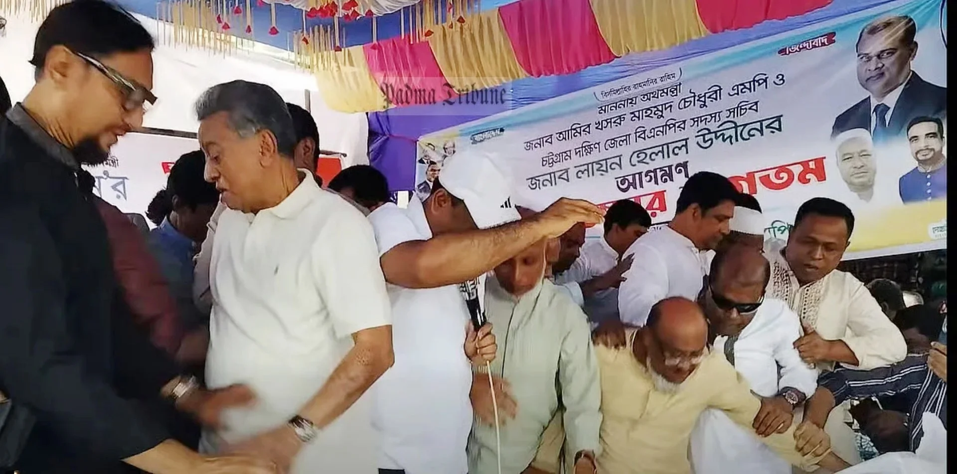 অর্থমন্ত্রীকে ঘিরে নেতাকর্মীদের ভিড়, ভেঙে পড়ল মঞ্চ
