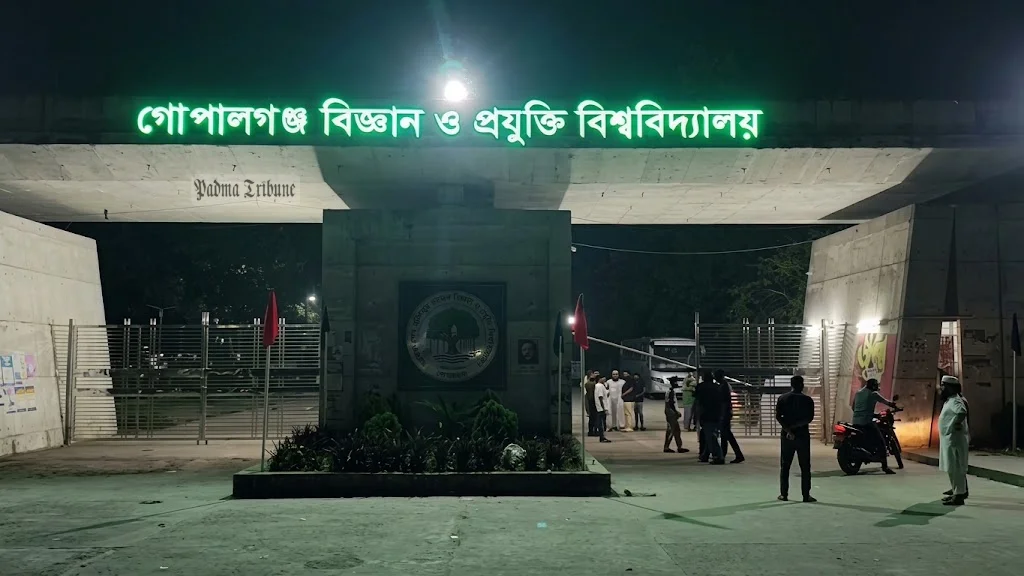 গোপালগঞ্জ বিশ্ববিদ্যালয়ের গেটের ভেতরে ও বাইরে ২ ককটেল বিস্ফোরণ