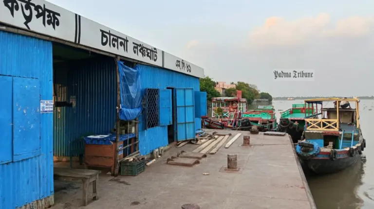যাত্রীহীন নৌপথ, পেশা ছাড়ছেন ট্রলার মালিক ও চালকেরা