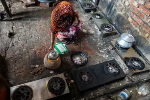 গ্যাস–সংকটে চট্টগ্রামে দুপুরের রান্না শেষ হচ্ছে বিকেলে