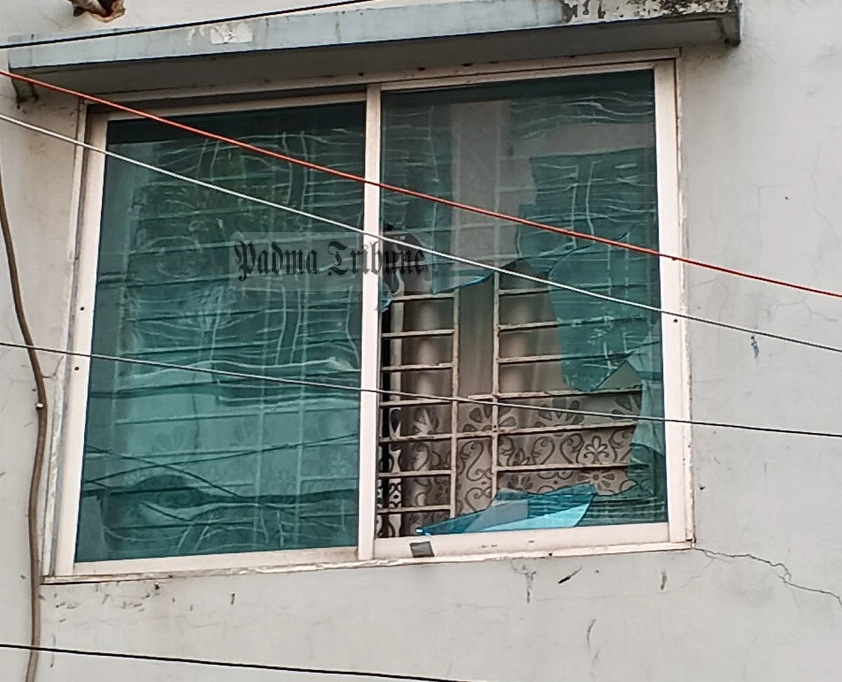 আদাবরে বাড়ি দখলের চেষ্টা: ‘বাসায় থাকিস, টাকা দিবি না’ বলে ফটকে কোপানো শুরু