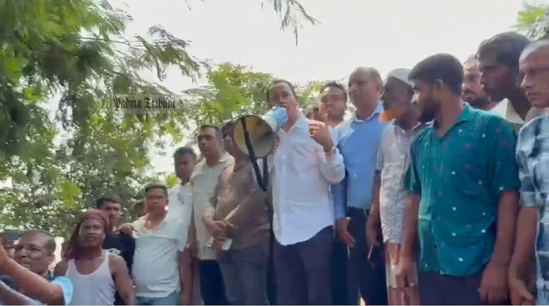 চার গ্রামের বাসিন্দাদের সংঘর্ষের প্রস্তুতি, পরিস্থিতি শান্ত করতে লাঠি হাতে এমপি