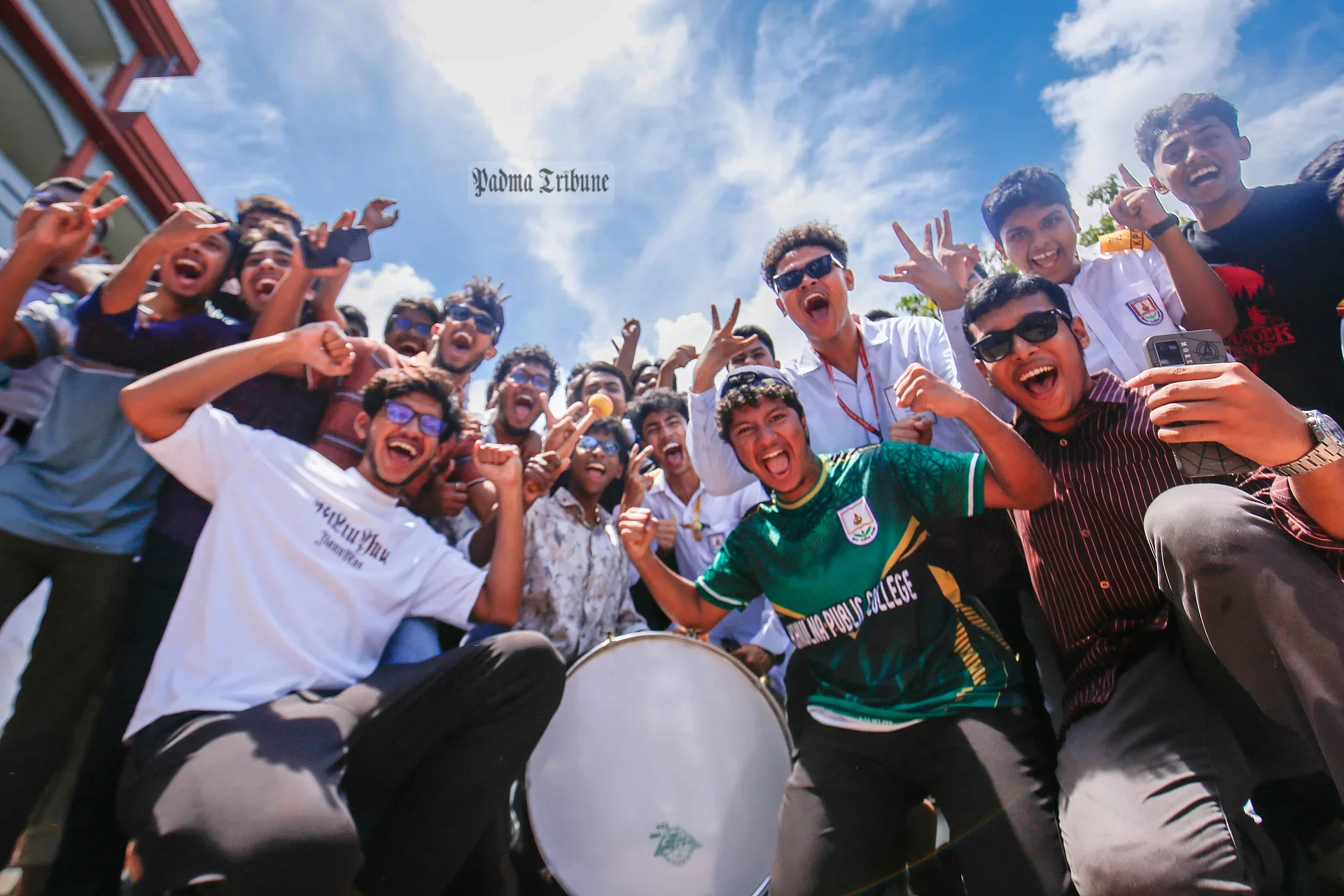 কৃতী শিক্ষার্থীদের বাঁধভাঙা উচ্ছ্বাস। খুলনা পাবলিক কলেজ, ১০ আগস্ট। 
