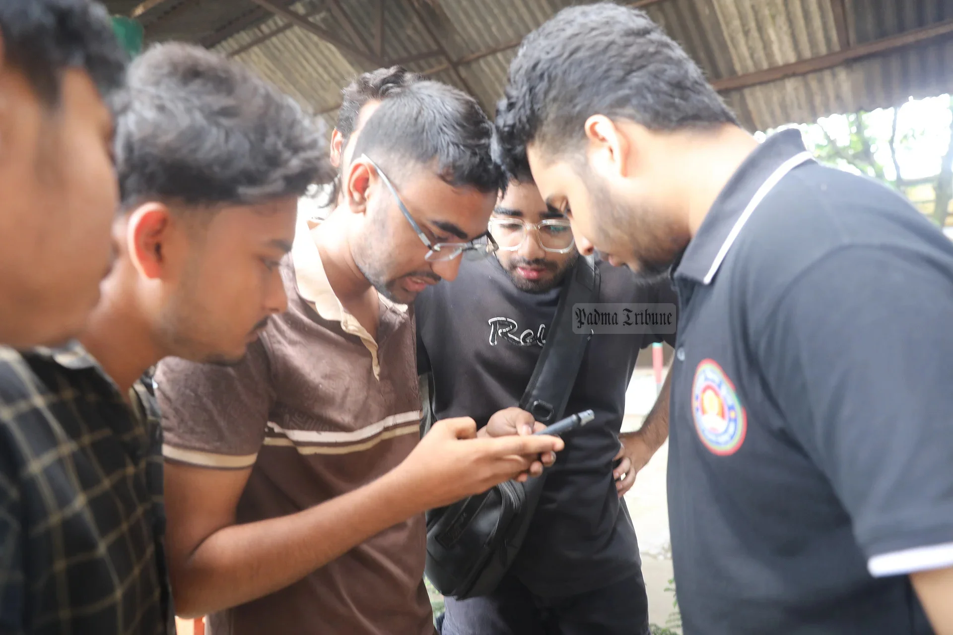 মুঠোফোনে ফলাফল দেখছেন পরীক্ষার্থীরা। জিলা স্কুল চত্বর, বগুড়া, ১০ আগস্ট