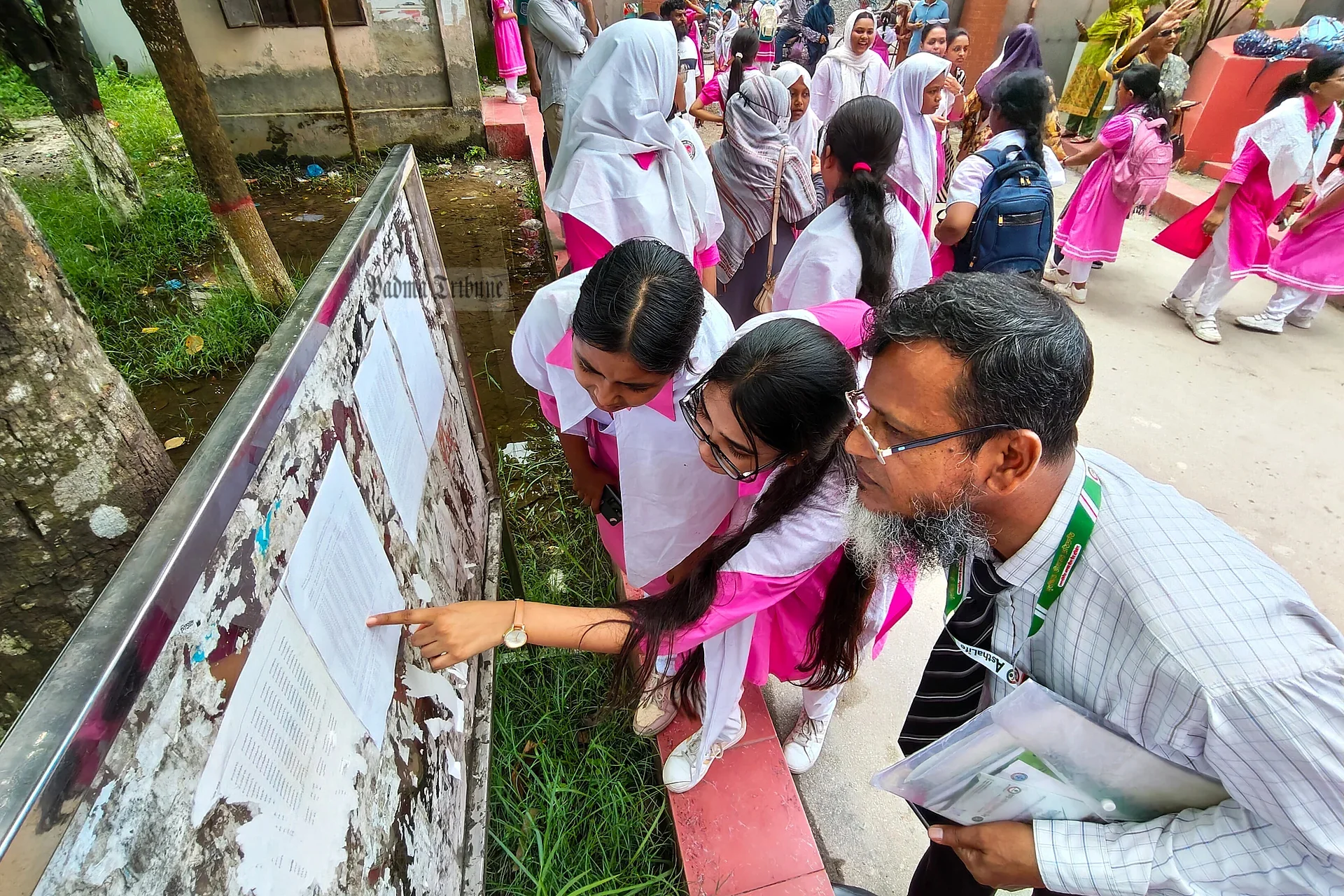 বোর্ডে টাঙানো ফলাফল দেখা। সরকারি বালিকা উচ্চবিদ্যালয়, বরিশাল নগর, ১০ আগস্ট