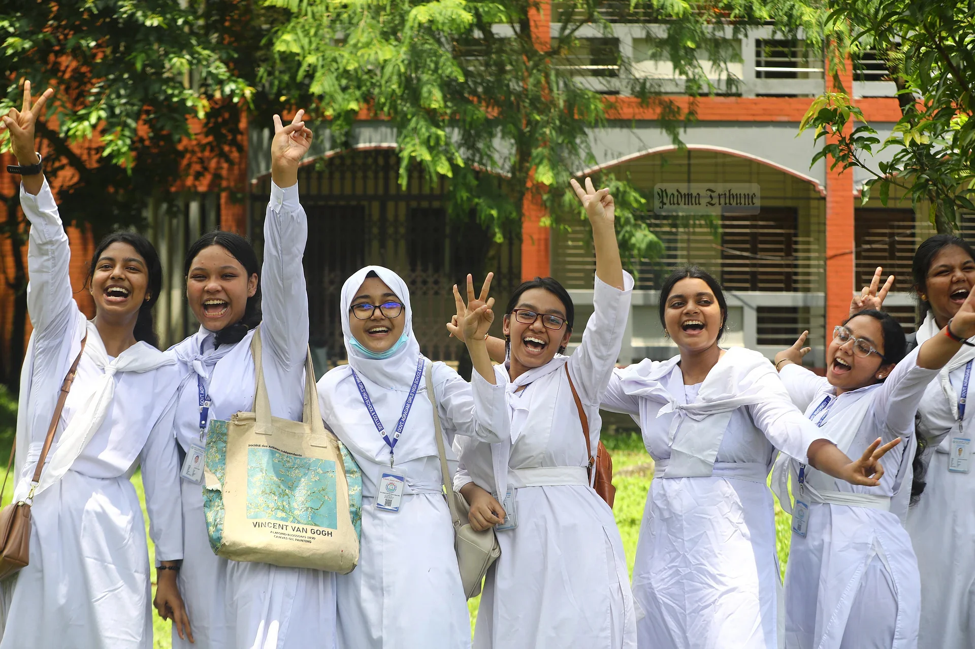 ভালো ফলাফলের আনন্দ উদ্‌যাপনে সহপাঠীরা। সরকারি অগ্রগামী বালিকা উচ্চবিদ্যালয়, সিলেট, ১০ আগস্ট