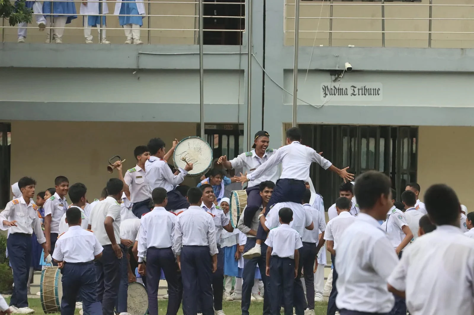 রাজশাহী ক্যান্টনমেন্ট বোর্ড স্কুল অ্যান্ড কলেজের কৃতী শিক্ষার্থীদের উদ্‌যাপন। রাজশাহী, ১০ আগস্ট