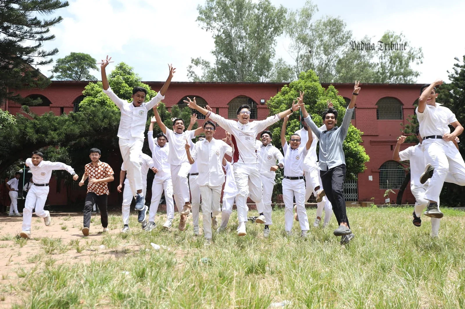 ভালো ফলাফল করায় সম্মিলিত উদ্‌যাপনে চট্টগ্রাম কলেজিয়েট স্কুলের শিক্ষার্থীরা। চট্টগ্রাম, ১০ আগস্ট