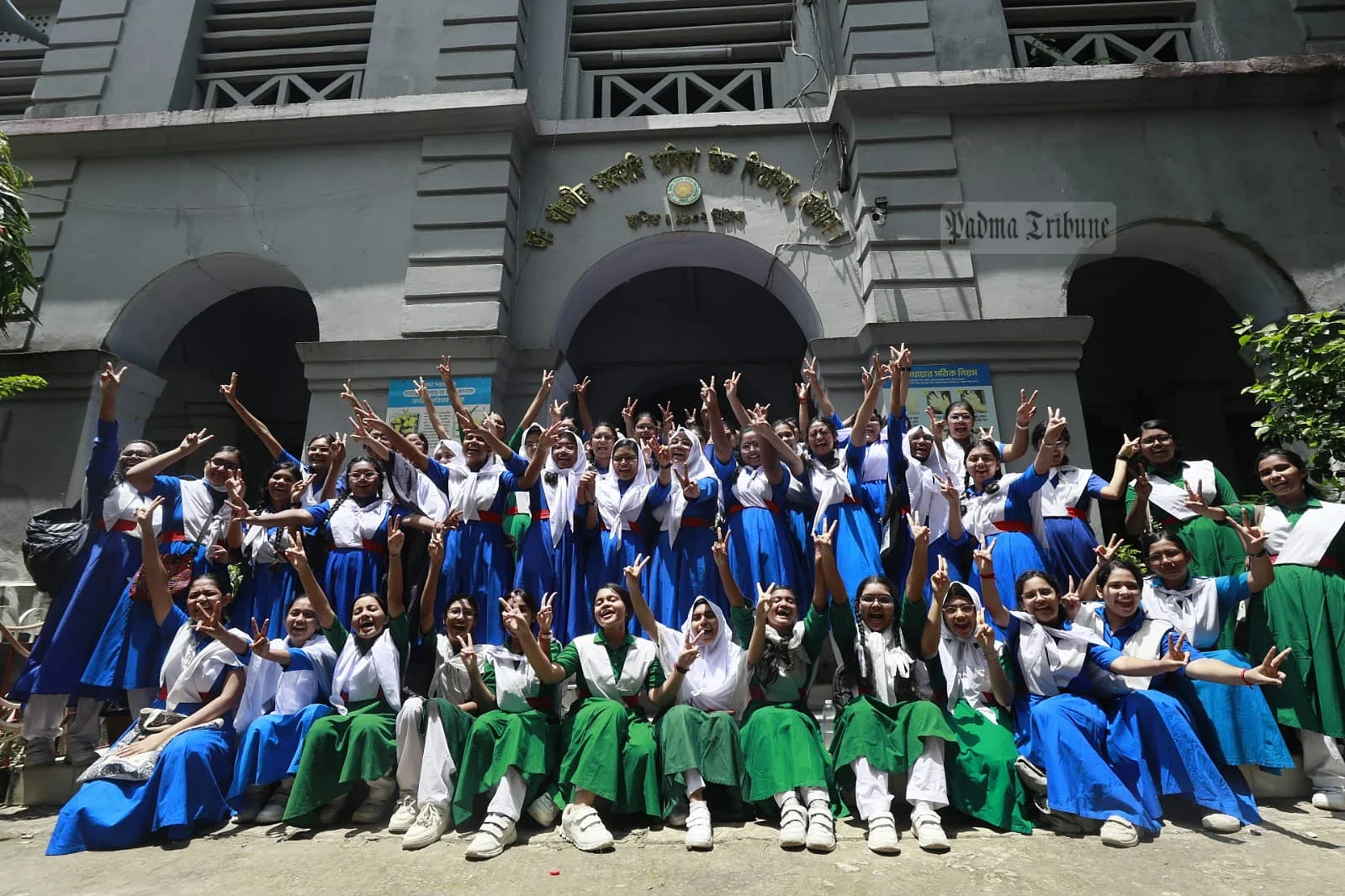 ডা. খাস্তগীর সরকারি বালিকা উচ্চবিদ্যালয়ের কৃতী শিক্ষার্থীরা ‘বিজয় চিহ্ন’ দেখাচ্ছে। চট্টগ্রাম, ১০ আগস্ট