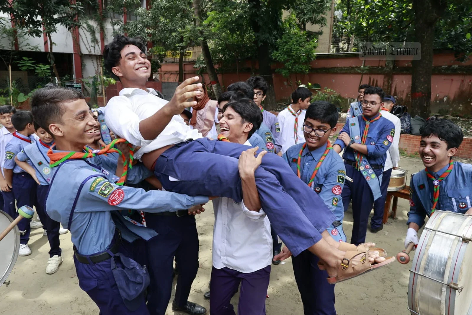 উচ্ছ্বাসে মতিঝিল আইডিয়াল স্কুল অ্যান্ড কলেজের শিক্ষার্থীরা। ঢাকা, ১০ আগস্ট