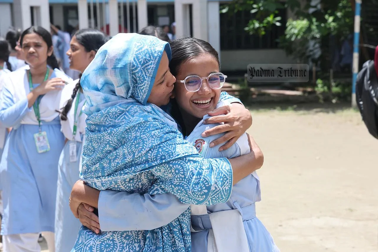 শিক্ষার্থী-অভিভাবকের আনন্দ-উদ্‌যাপন। ভিকারুননিসা নূন স্কুল অ্যান্ড কলেজ, ঢাকা, ১০ আগস্ট